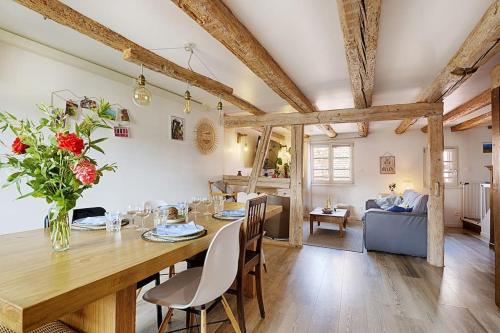 une salle à manger et un salon avec une table et des chaises dans l'établissement BRETZEL gîte dans maison Alsacienne, Eguisheim, à Eguisheim
