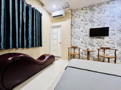 une chambre d'hôtel avec un lit et une télévision dans l'établissement GIA BẢO TÂY ĐÔ 3 Hotel, à Ấp Bình Thương