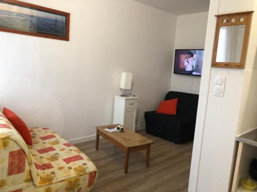 - un petit salon avec un lit et un canapé dans l'établissement Sea and sun, à Saint-Jean-de-Monts