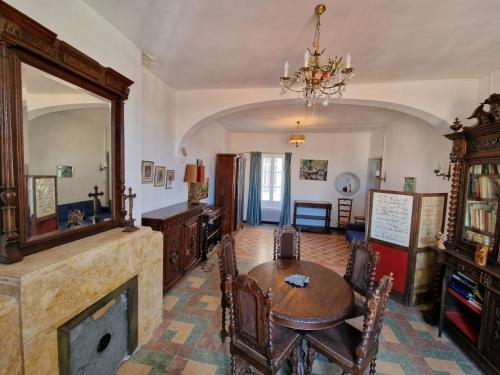une salle à manger avec une table et une cheminée dans l'établissement La Citadelle Médiévale - Appartement, à Béziers