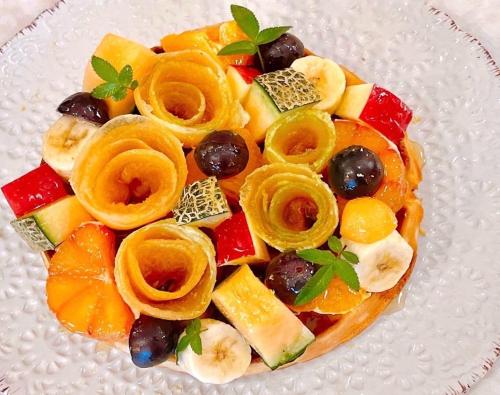 a plate of fruit on a white plate at 如沐咖啡旅宿 in Xingjian