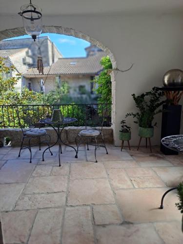 Ein Balkon oder eine Terrasse in der Unterkunft L Antre de Pierres - chambres d'hôtes et gites