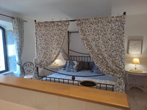 Ein Bett oder Betten in einem Zimmer der Unterkunft L Antre de Pierres - chambres d'hôtes et gites