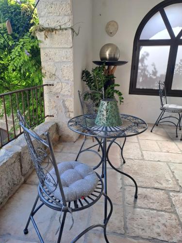 Ein Balkon oder eine Terrasse in der Unterkunft L Antre de Pierres - chambres d'hôtes et gites