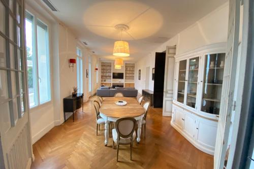 une salle à manger et un salon avec une table et des chaises dans l'établissement 06BI2 - Beautiful apartment with garden and terrace, au Cannet