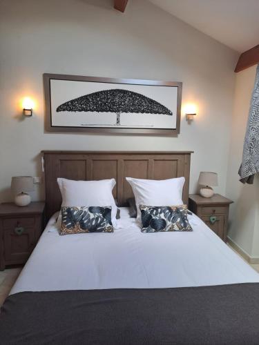 Ein Bett oder Betten in einem Zimmer der Unterkunft L Antre de Pierres - chambres d'hôtes et gites