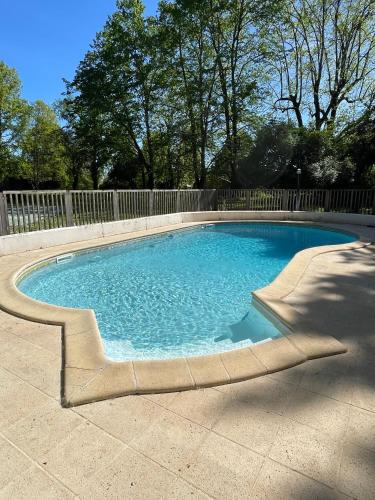 une piscine dans une cour clôturée dans l'établissement Domaine La Gazaille de Camille, à Le Temple-sur-Lot