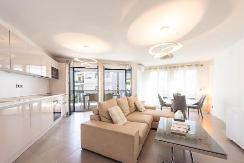 3-Br Apartment with Pool Parking & Beaches 100m away