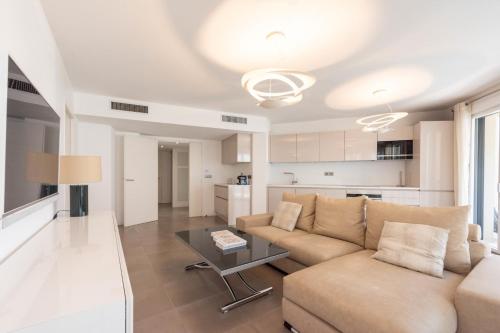 3-Br Apartment with Pool Parking & Beaches 100m away