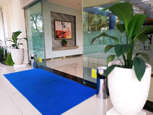 Bazén v ubytování Halogen Hotel Airport Surabaya nebo v jeho okolí