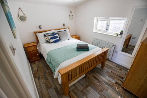 Postel nebo postele na pokoji v ubytování Hideaway Cabin for two on edge of New Forest