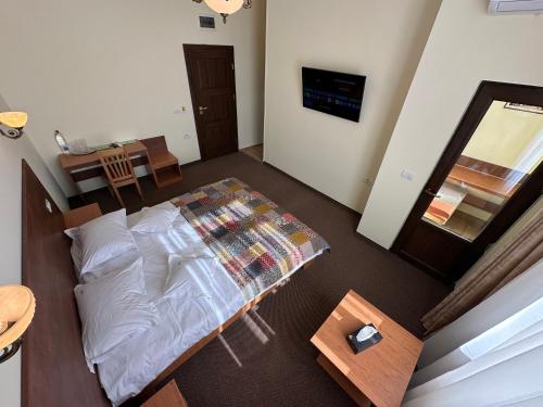 an overhead view of a bedroom with a bed and a table at Casa Maria Arges in Piteşti
