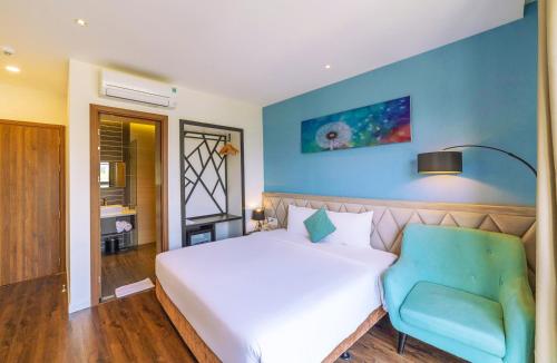 Кровать или кровати в номере Stillus Boutique Hotel Dalat