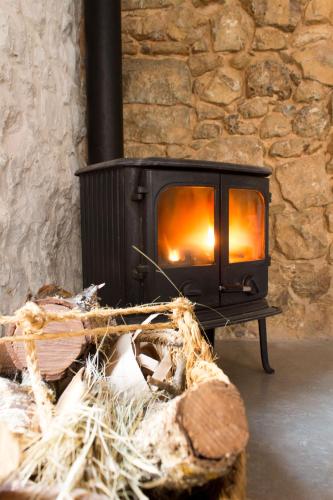 a black stove with a fire inside of it at Ayamans Home Lloseta in Lloseta