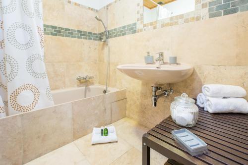 une salle de bain avec un lavabo, des toilettes et une douche dans l'établissement Mountainside Apartment with views over Morzine, à Morzine