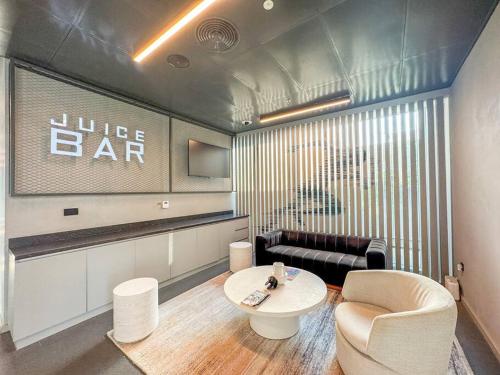 Bany a FIRST CLASS 1BR Urban Chic Oasis