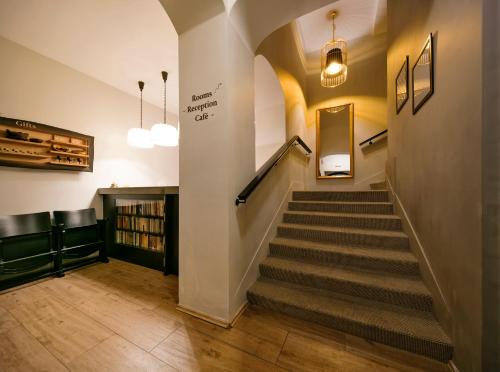 - un escalier dans un bâtiment avec un escalier dans l'établissement Hotel Jägerhorn, à Zagreb