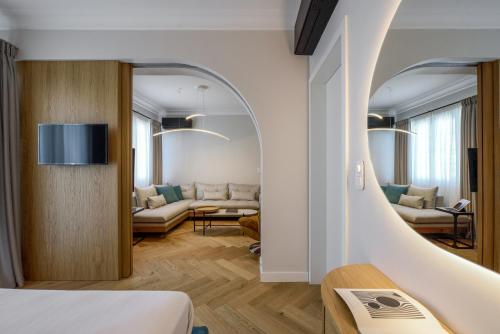 Queen Apartment Thessaloniki by Luxlikehome