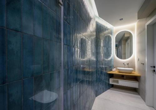 Queen Apartment Thessaloniki by Luxlikehome
