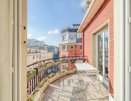 un balcon avec une table et des chaises sur un immeuble dans l'établissement Superbe chambre avec terrasse dans un appartement partagé dans le centre de Paris, à Paris