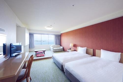 Postel nebo postele na pokoji v ubytování Grand Mercure Wakayama Minabe Resort & Spa