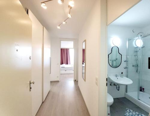 a bathroom with a sink and a toilet and a shower at 2 Zimmer Wohnung in Zentrale Lage in Mülheim an der Ruhr