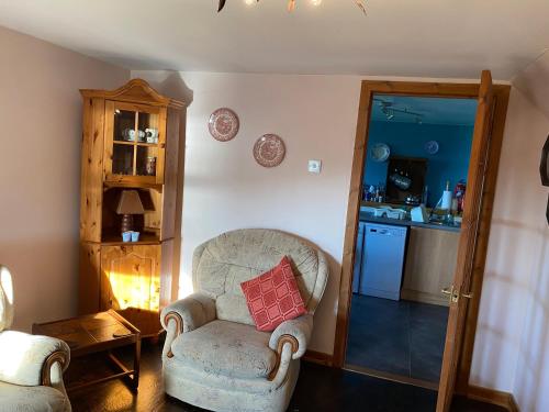 Posezení v ubytování Little cottage-Village of Bunessan-Sleeps4