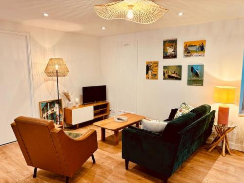 un salon avec un canapé et une table dans l'établissement Appartement rue des artistes, à Camaret-sur-Mer