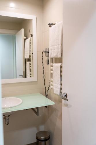 Ένα μπάνιο στο Hotel y Apartamentos SNÖ Isaba