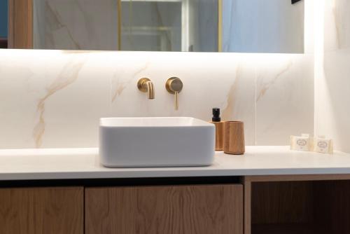 a bathroom with a white sink and a mirror at Doispontozero Alegria Green in Porto