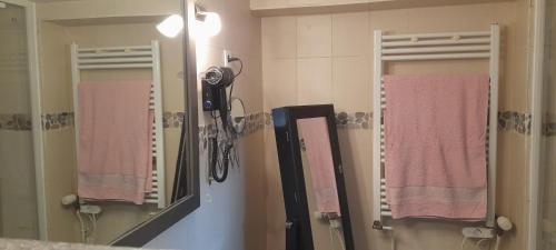a bathroom with two mirrors and pink towels at Gite Troubadour - Cap Gris Nez - piscine in Audinghen