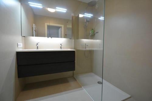 Ένα μπάνιο στο Appartement met prachtig zicht op zee