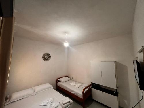 Llit o llits en una habitació de Atlantis Rooms