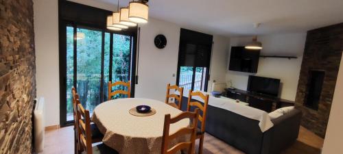 a kitchen and dining room with a table and a room at Piso rural Sol Berguedà in Aviá