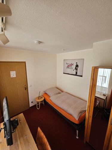 Una cama o camas en una habitación de Hotel Donnersberg