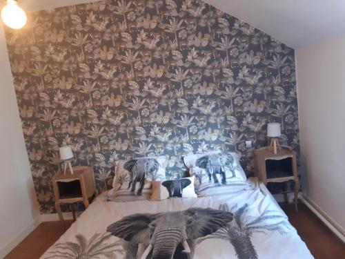 - une chambre avec un lit avec un éléphant dans l'établissement Gîte La Croule, à Lamotte-Beuvron