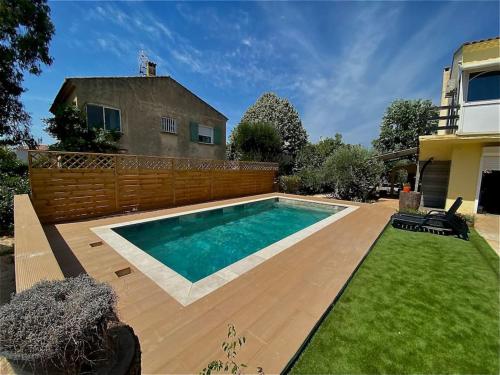 une piscine dans la cour d'une maison dans l'établissement 4 pieces avec piscine, à Baillargues