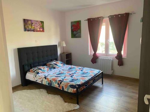 une chambre avec un lit et une fenêtre dans l'établissement 4 pieces avec piscine, à Baillargues