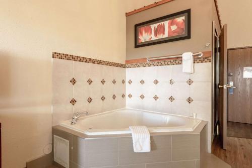 a white bath tub in a bathroom at Comfort Inn & Suites Alamosa in Alamosa