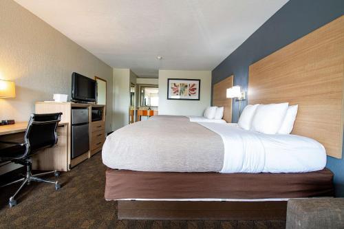 Postel nebo postele na pokoji v ubytování Quality Inn Monroe