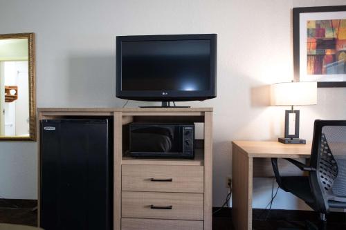 TV a/nebo společenská místnost v ubytování Quality Inn Monroe