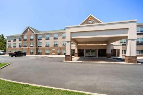 an empty parking lot in front of a building at Comfort Inn & Suites High Point - Archdale in Archdale