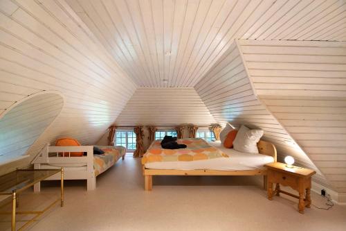 Emmelsbüll-HorsbüllにあるDeichglück Emmelsbüll-Horsbüllのベッド2台と天井のある寝室