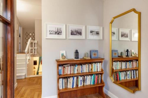 Η βιβλιοθήκη του διαμερίσματος