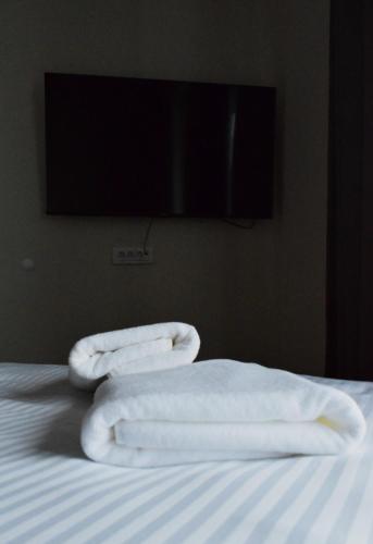 two white towels sitting on top of a bed at Blanc Apartments Zlatibor Center in Zlatibor