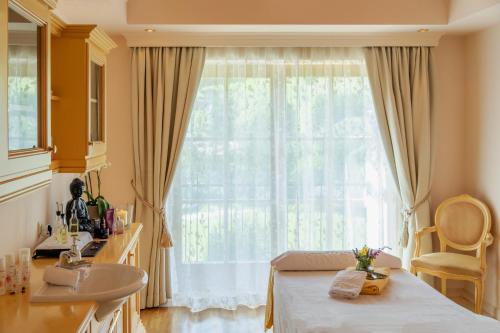 Ένα ή περισσότερα κρεβάτια σε δωμάτιο στο Hotel Singer – Relais & Châteaux