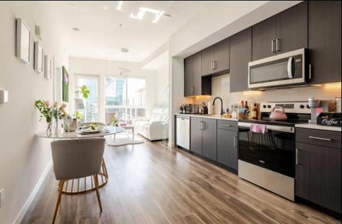 Kuchyň nebo kuchyňský kout v ubytování Hollywood Penthouse with Balcony & Pool View
