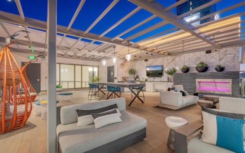 Posezení v ubytování Hollywood Penthouse with Balcony & Pool View