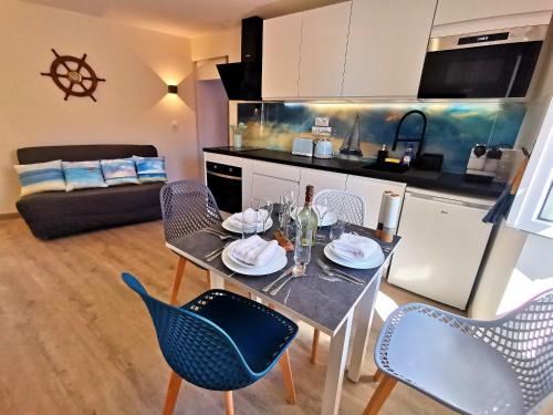 une cuisine et un salon avec une table et des chaises dans l'établissement Le Palmier Doré - Calme à Menton jusqu'à 4 personnes, à Menton