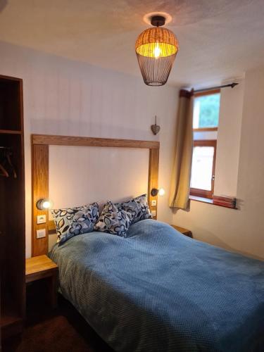 une chambre avec un lit avec une couette bleue dans l'établissement Duplex Cami Real, à Saint-Lary-Soulan